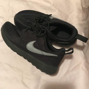 Worn once - kids black Nike sneakers size 12c